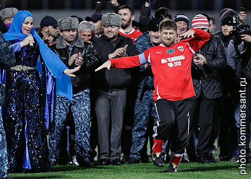В перерывах между таймами, когда футболисты ушли отдыхать в раздевалки, Рамзан Кадыров вышел на поле и станцевал лезгинку