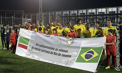 Бразильцы не скрывали, что для них матч в Чечне благотворительный — в поддержку жертв 
наводнения в Бразилии. С соответствующим плакатом гости и вышли на поле грозненского 
стадиона