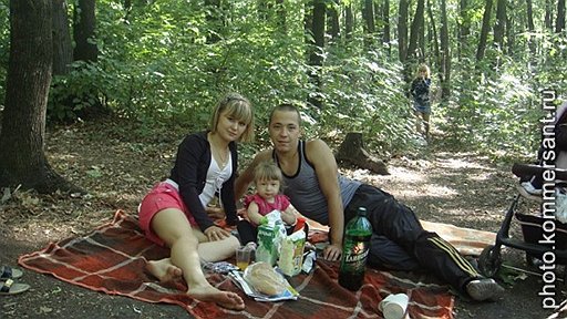 Альбина Шарафутдинова (слева) с мужем Айратом и дочкой. Альбину с места аварии &quot;скорая&quot; увезла еще живой