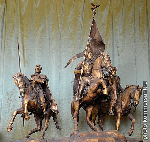 За восемь лет монументальный отряд конных и пеших исторических фигур так и не смог отвоевать Лубянскую площадь