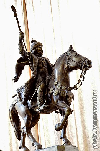 За восемь лет монументальный отряд конных и пеших исторических фигур так и не смог отвоевать Лубянскую площадь