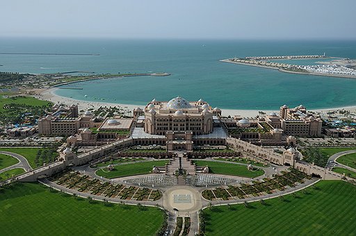 Традиционалистский Emirates Palace и футуристический Performing Arts Centre стали местом встречи исламского и космополитического искусства