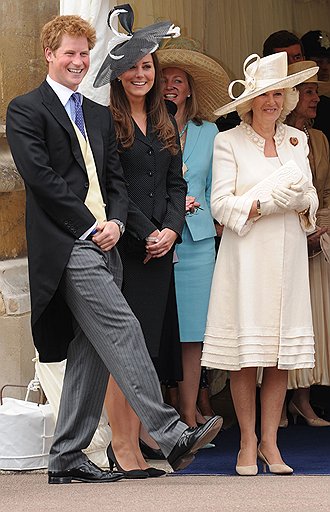 Младший принц Гарри, будущая принцесса Кэтрин и мачеха Камилла Паркер-Боулз. Сейчас новая королевская семья выглядит очень современно