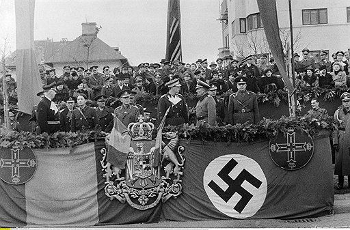 Королю довелось принимать в румынской столице разные парады: и с немецкими союзниками на фоне свастики... 