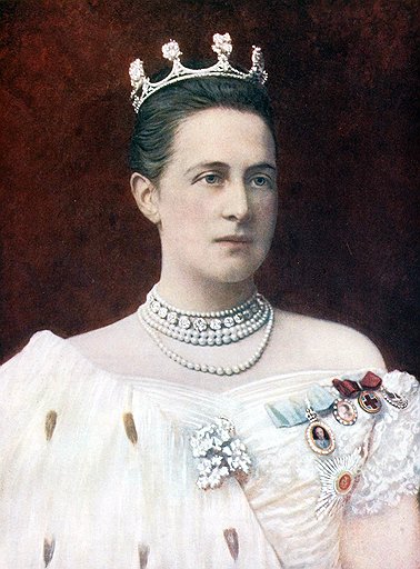 Греческая королева Ольга по отчеству — Константиновна, она из Романовых
