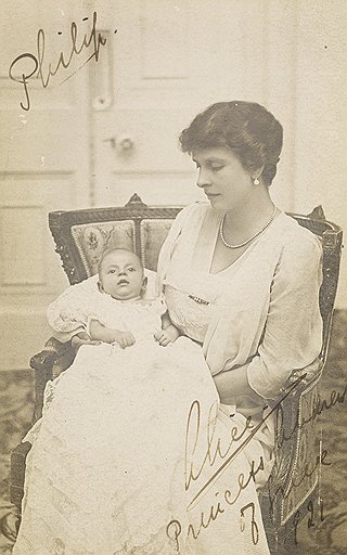 Один из первых снимков принца Филиппа: вместе с мамой, 1921 год