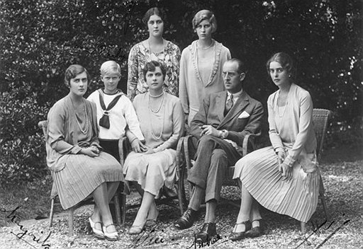 Принц Андрей и принцесса Алиса (в центре) и их дети (слева направо): Маргарита, Филипп, Сесилия, Софи и Теодора