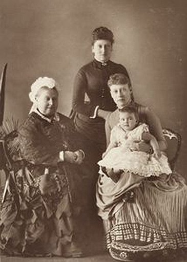 Младенец на этом фото — принцесса Алиса, будущая мать Филиппа, сидит на коленях собственной мамы — принцессы Баттенбергской. Слева — английская королева Виктория, Алисе она приходится прабабкой 