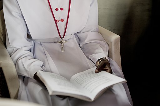 Племена, населяющие Южный Судан, исповедуют христианство и язычество. Война с мусульманским Севером была наиболее ожесточенной, когда на Юге пытались насадить законы шариата. Язычников больше, чем христиан. Но эта монахиня молится за мирное будущее для всех