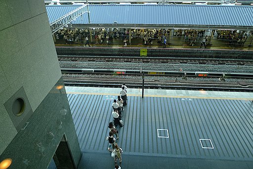 Начало рабочего дня в Японии: безукоризненная очередь на вокзале, сосредоточенный сон в поезде и неотвратимое желание поработать
