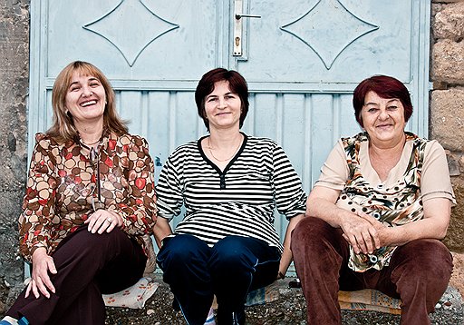 Мирьяна Дедич (справа), автор сборника стихов "Весна в Ораховацком гетто", с подругами