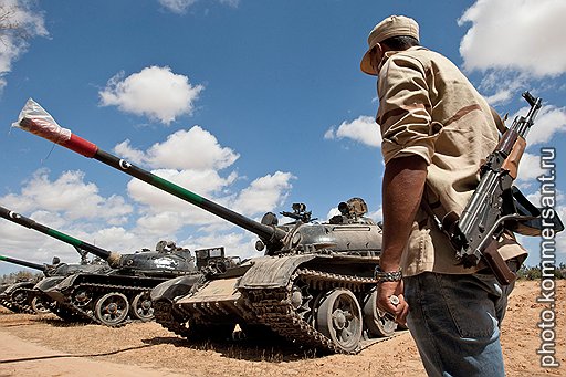 Российские танки Т-55 (тот, что ближе) и Т-62 (чуть поодаль), управляемые солдатами Национального переходного совета, готовят атаку на Бани-Валид 