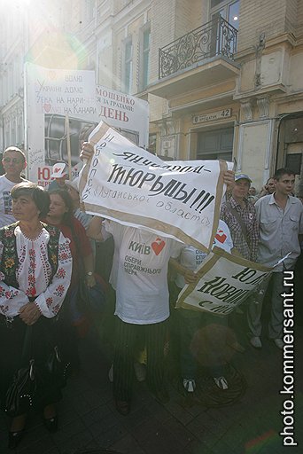 Свой лагерь защитники Тимошенко разбили прямо у входа в Печерский суд, в самом центре Киева