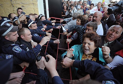 Периодически сторонники Тимошенко пытались прорваться в суд, чтобы быть ближе к своему кумиру