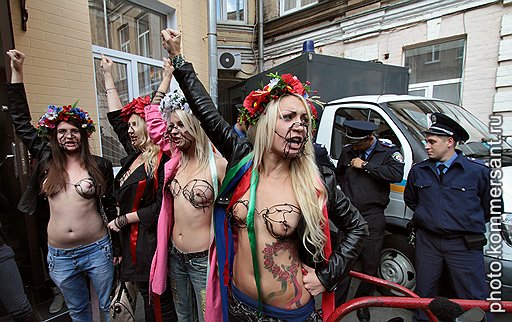 Грудью вставали на защиту Тимошенко и активистки женского движения Femen