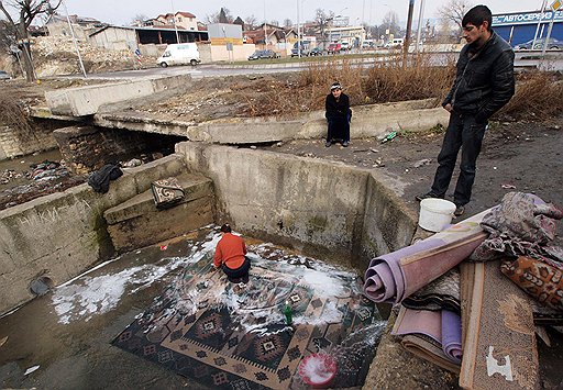 Цыгане, по данным переписи населения Болгарии в 2001 году, составляют почти 5 процентов от всего населения. Сколько их сегодня, неизвестно. Поселок Катуница, где прошли первые погромы,— только одно из многих цыганских поселений в Болгарии