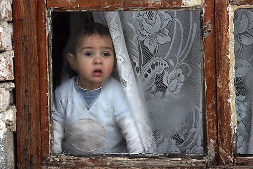 Цыгане, по данным переписи населения Болгарии в 2001 году, составляют почти 5 процентов от всего населения. Сколько их сегодня, неизвестно. Поселок Катуница, где прошли первые погромы,— только одно из многих цыганских поселений в Болгарии