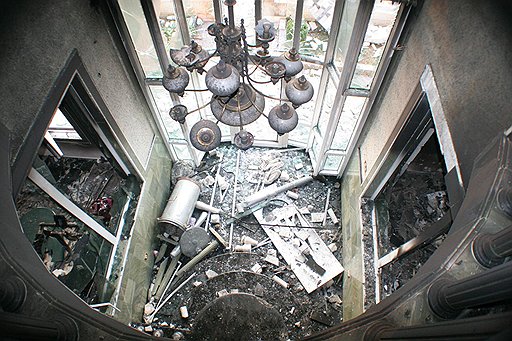 На фотографиях — картина разгромленного в Катунице дома Царя Киро и перевернутой машины возле него. Местные журналисты говорят, что полиция не запрещала болгарам "выпускать пар" и громить собственность цыган