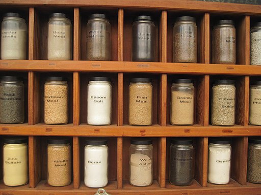 В музее Карла Ренборга на ферме Лейквью в Калифорнии заботливо сохранены все антикварные инструменты для изготовления первых желатиновых пилюль  