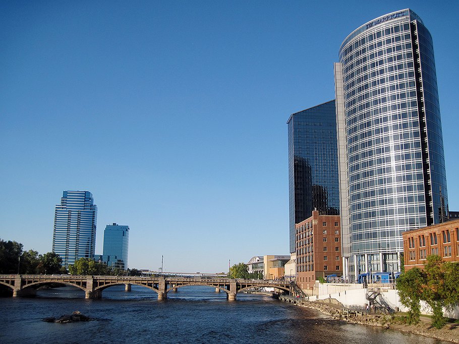 Новые небоскребы отелей на берегу реки Гранд задуманы, чтобы заманивать жителей в центр 