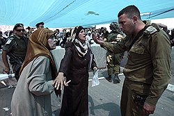 Каландия считается самым трудным погранпереходом на Западном берегу. Здесь всегда пробки, неразбериха, очереди. Стена метра в три высотой разрисована, как в свое время Берлинская