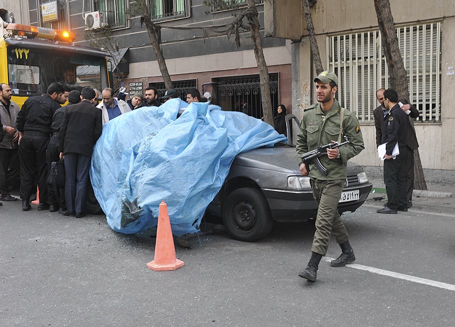 Невидимая сторона куда менее пафосна, но жертв куда больше: несколько минут назад в этой машине был взорван видный иранский ядерщик Мостафа Ахмади Рошан 