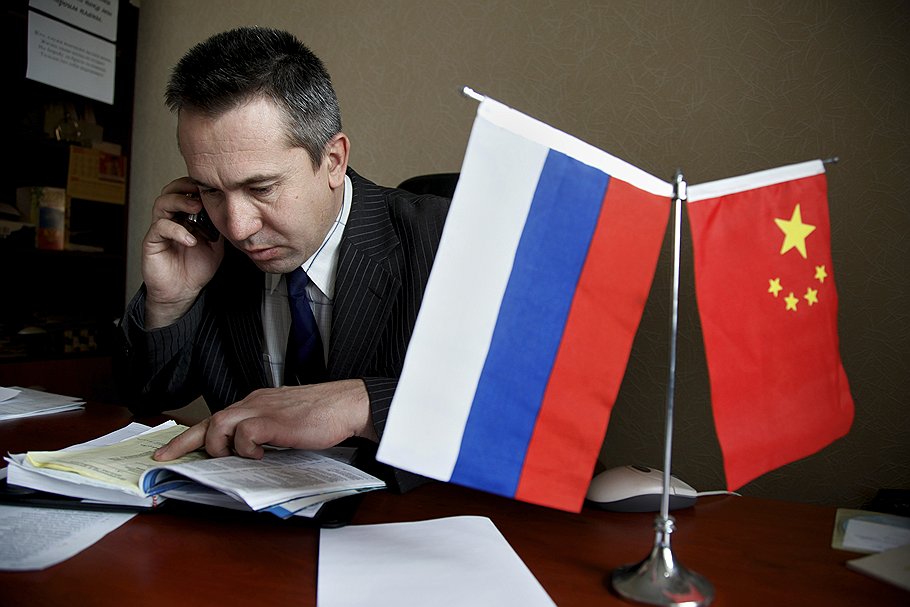 Русско-китайская дружба видна не только на улицах, но и в высоких кабинетах (флаги двух стран у заместителя мэра Забайкальска) 