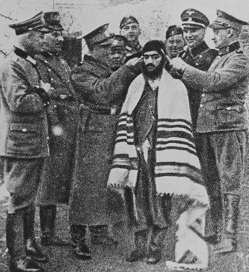 Немецкие офицеры издеваются над евреем в концентрационном лагере Берген-Бельсен. Второй справа — Адольф Эйхман 