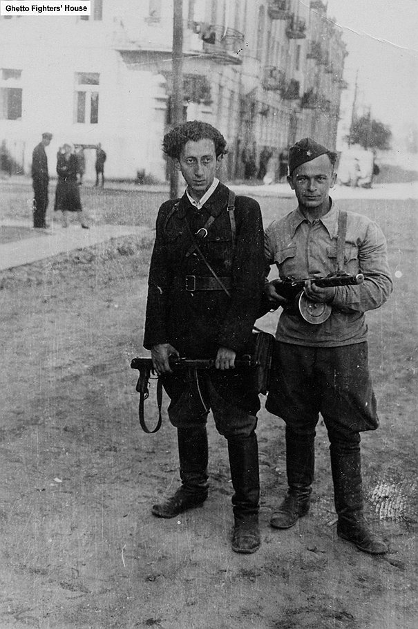 1943 год. Еврейские партизаны в освобожденном Вильнюсе. Слева — Абба Ковнер