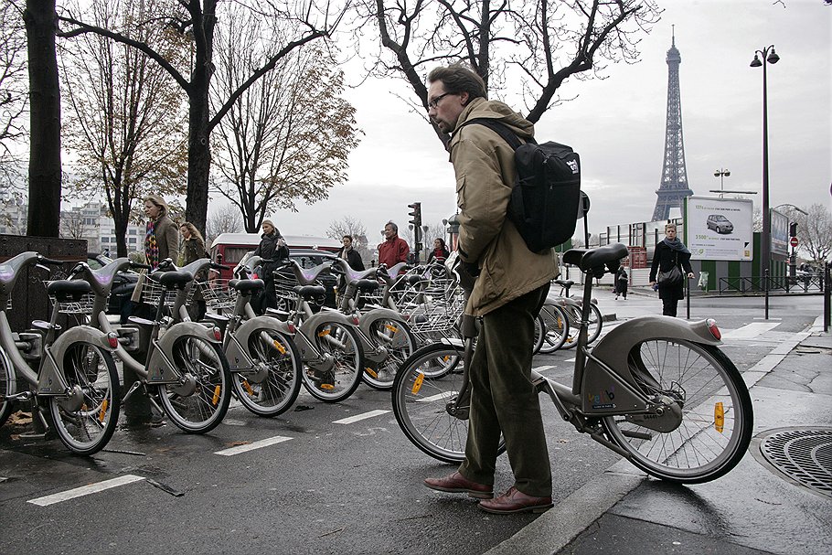 Один из пунктов сети проката &quot;Велиб&quot;: всего за пару лет велосипед стал в Париже модным видом транспорта