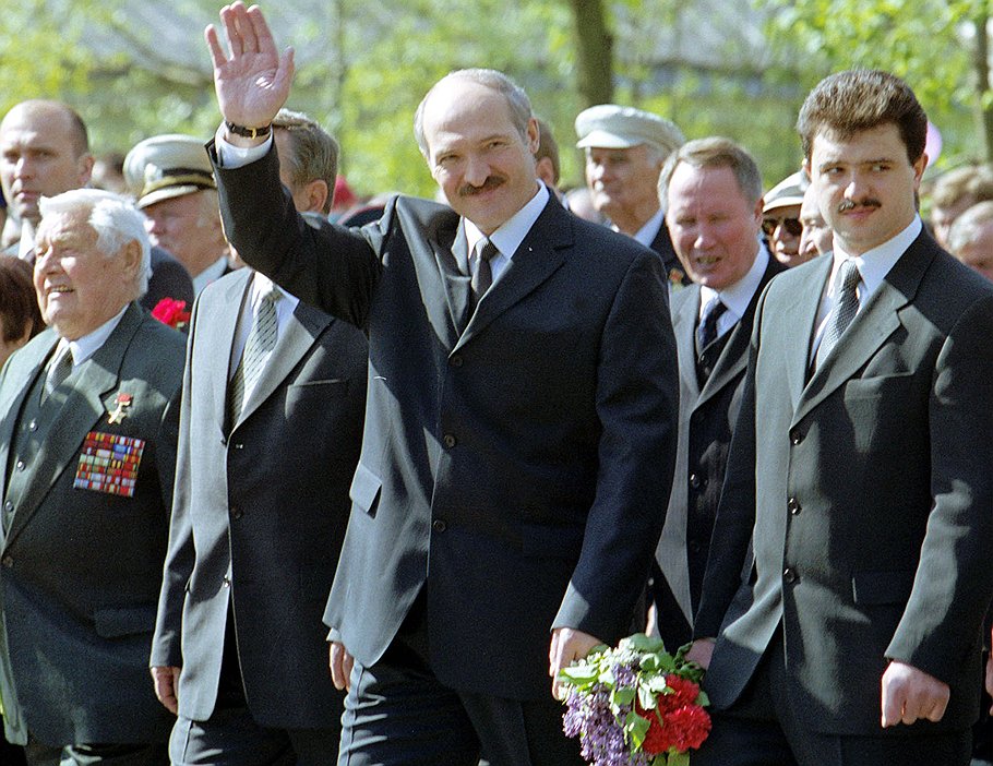 На этом фото справа от президента Лукашенко — его сын Виктор. Под его контролем сегодня и КГБ, и секретная служба &quot;Оперативно-аналитический центр при президенте&quot;, и ...миллиардер Пефтиев