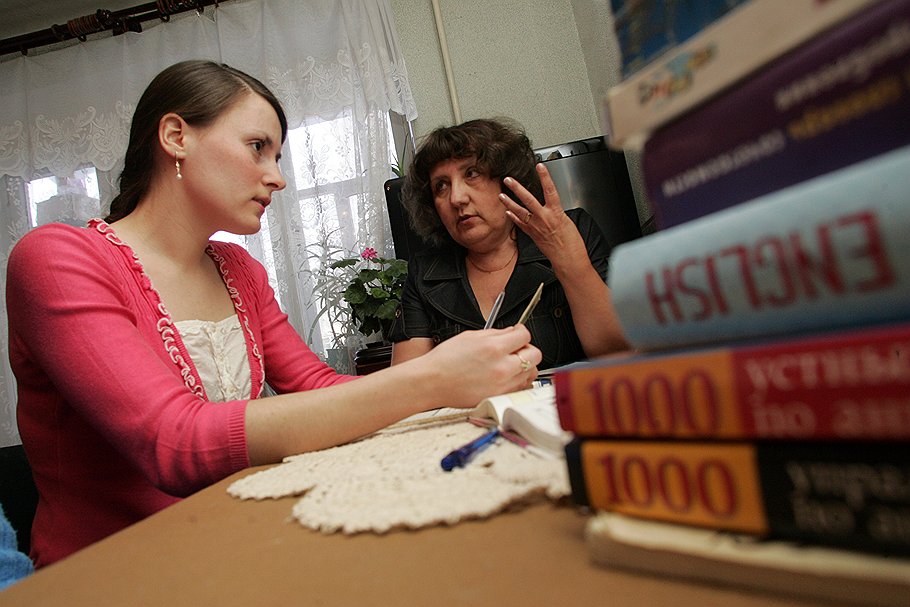 Преподаватель английского Татьяна Юрьевна тратит часы на то, что за деньги дорого (на фото — справа, c ученицей Леной) 

