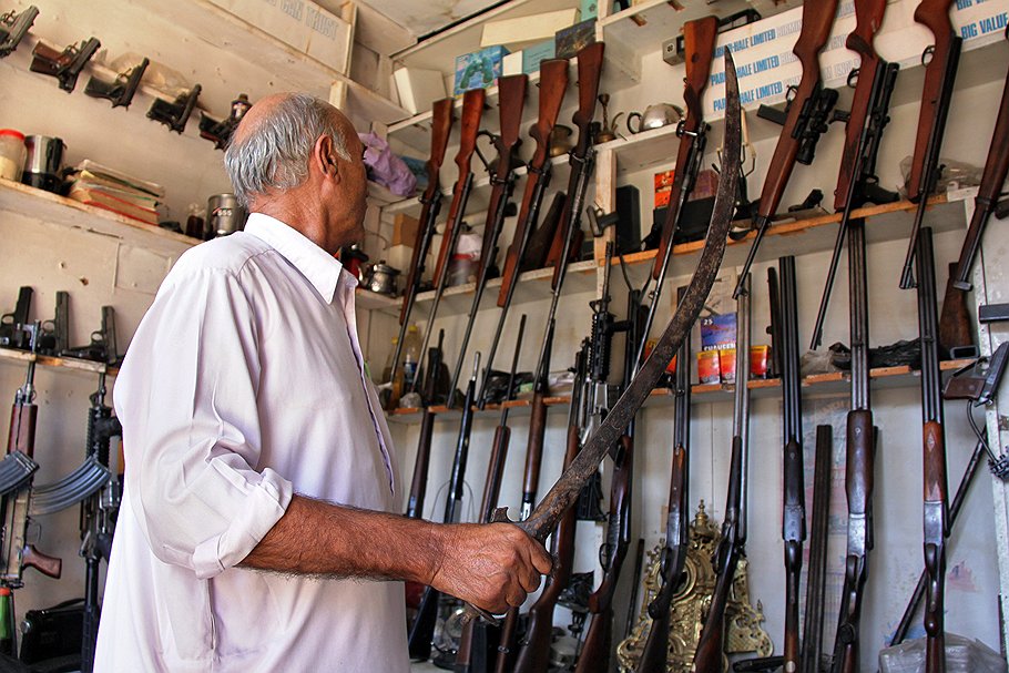 Сабли, охотничьи ружья, штурмовые винтовки, калашниковы -- пакистано-афганское пограничье вот уже третий век самый неподконтрольный рынок оружия 