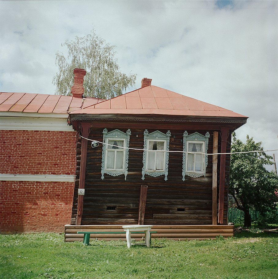 Дом купца Горохова (на фото) и Богоявленская часовня -- купель тоже восстановлены на средства семьи меценатов  