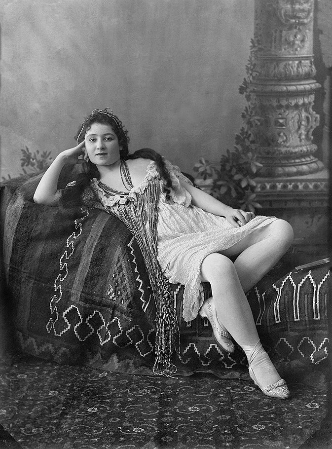 В конце XIX века работающие девушки (на фото — ярмарочная шансонетка) вполне могли позволить себе дворянский титул 