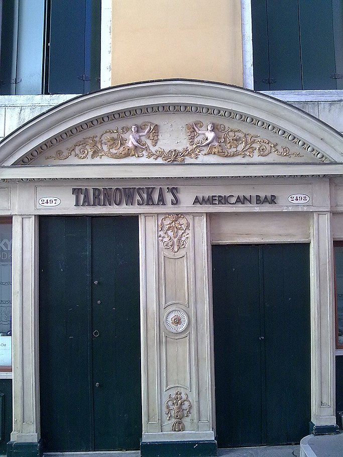 В этом венецианском доме был убит граф Комаровский. Сейчас здесь открыт бар-музей &quot;Тарновска&quot;, названный по имени заказчицы убийства и любовницы несчастного графа 