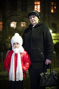 Менсар водит внучку Муслиму на курсы русского языка. Хочет, чтобы внучка была лучшей. Они из Киргизии