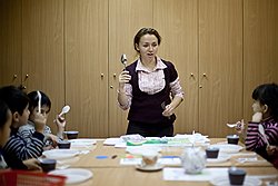 Это "Дети Петербурга". Здесь волонтеры учат детишек не просто русскому языку, но и любви к городу