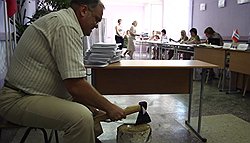 Фильм Марии Мускевич "Наблюдатели — это реальность" — о том, как проходили выборы мэра в Омске