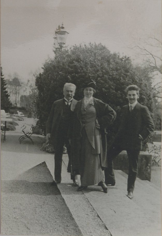 Остался снимок: прадед, банкир Бернард Лауэр (на фото слева), рядом стильная красотка -- прабабка и будущий дед, франтоватый школяр, залетевший из Сорбонны домой 