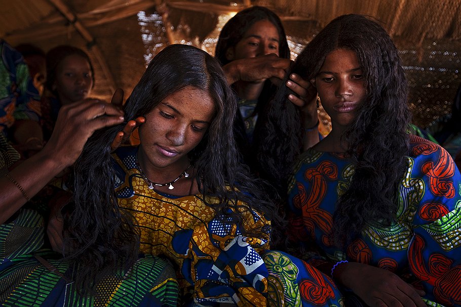 Девушки-кочевницы во временном пристанище в нигере. Когда из этих мест уйдет вода, они будут плести друг другу косы в какой-нибудь другой стране
