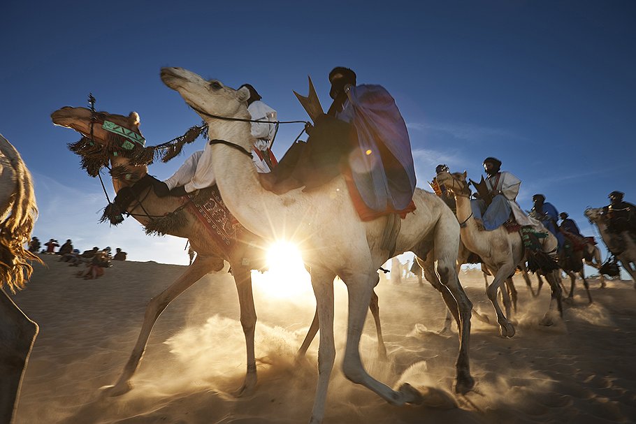 Cоляные караваны — доставка соли от копей до торгового города. Этот традиционный промысел туарегов сегодня все больше экзотика. Главные конкуренты — арабы, которые быстрей и дешевле перевозят соль на грузовичках