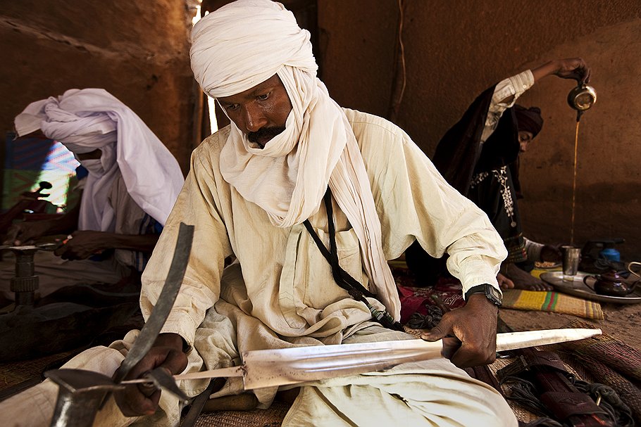 Хотя воины пустыни сегодня вооружены автоматами и гранатометами, этот сорокалетний ремесленник Абда Ахмуду уверен: «У каждого туарега должен быть свой меч»