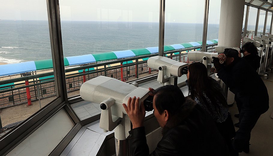 Жители Южной Кореи с тревогой смотрят на Корею Северную с обзорного пункта в 170 км от Сеула, рядом с демилитаризованной зоной 