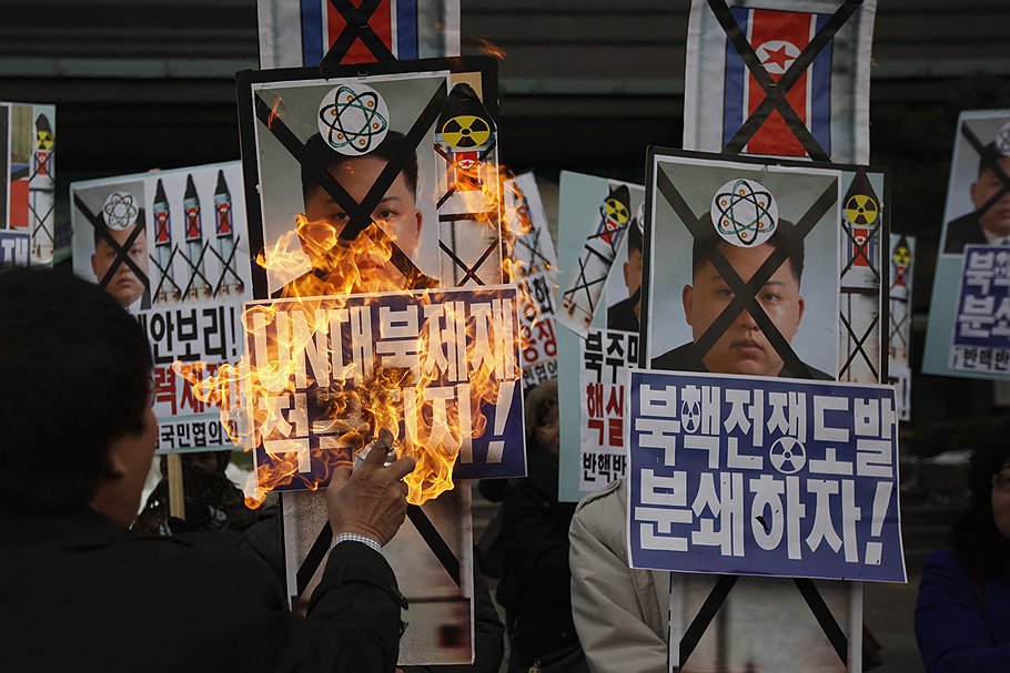 Активисты из Южной Кореи ответили на &quot;технологические&quot; успехи соседа бурными антиядерными демонстрациями в Сеуле перед посольством США 