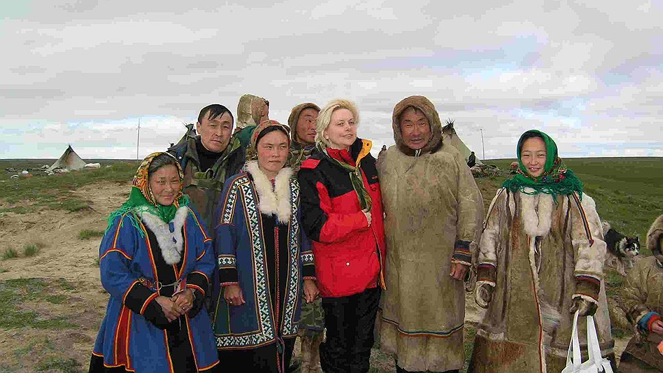 Наталья Комарова (в центре) на стойбище коренных малочисленных народов Севера. Ямало-Ненецкий автономный округ. 2000 год