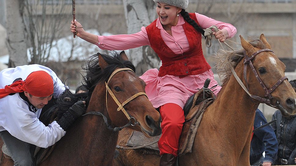 Другая национальная игра в Киргизии — кыз-кумай (в переводе на русский &quot;догони девушку&quot;). Всадник на бешеной скорости мчится за девушкой, если догнал — целует ее. Этому наезднику, похоже, не повезло 