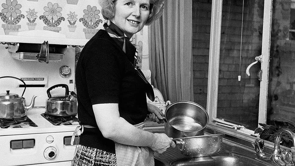 Тэтчер не была феминисткой. Иногда, когда члены Консервативной партии слишком долго обсуждали дела у нее в гостиной, она шла на кухню и готовила им ужин. 1975 