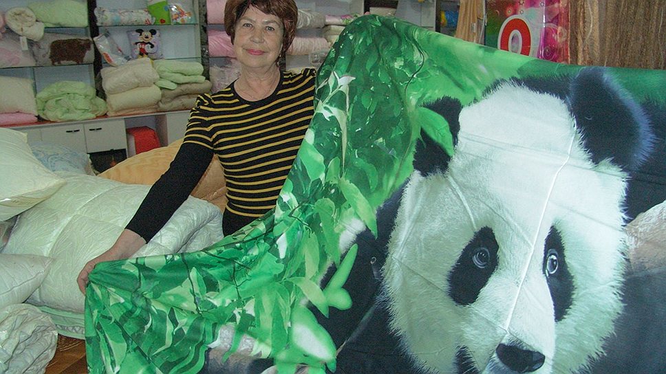 Людмила Анисимова — в магазине с пандой, с платками и полотенцами