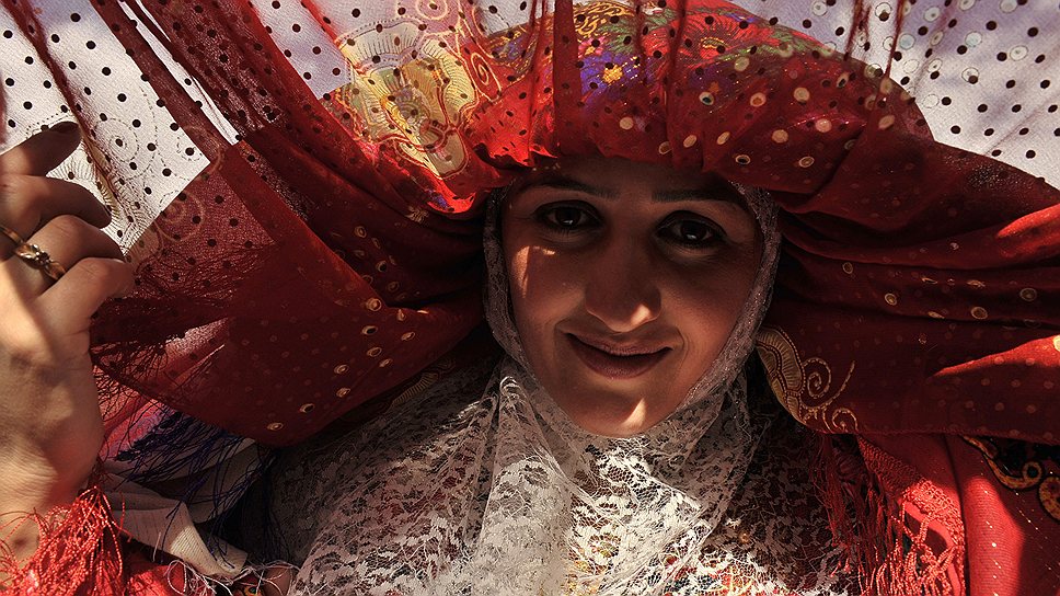 Традиционно памирские невесты облачаются в красные наряды (наследие зороастризма). У женихов красные тюбетейки по той же причине 
